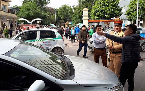 Cảnh sát giao thông Hà Nội dừng nhiều xe Grab, Uber đi vào phố cấm