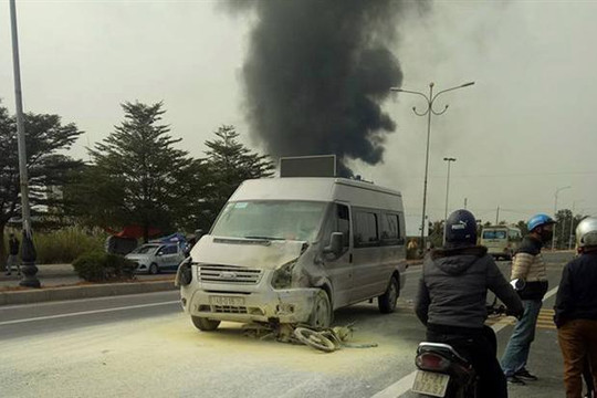 Ô tô gây tai nạn rồi bốc cháy ngùn ngụt ở Quảng Ninh