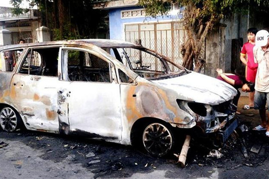 Côn đồ hỗn chiến, đốt xe ô tô ở Bình Định: 9 nghi can ra đầu thú