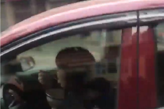 Nữ tài xế vừa bê bát ăn vừa lái ôtô trên phố Hà Nội