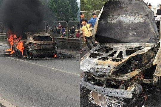 Ô tô Mazda cháy dữ dội trên cao tốc, một người bất tỉnh được đưa ra ngoài