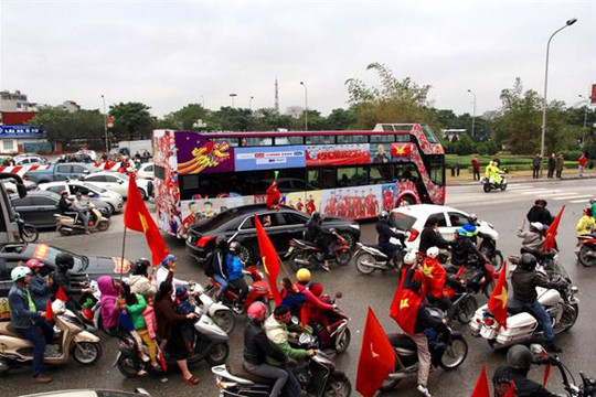 Hàng vạn người hâm mộ đến sân bay Nội Bài đón U23 Việt Nam