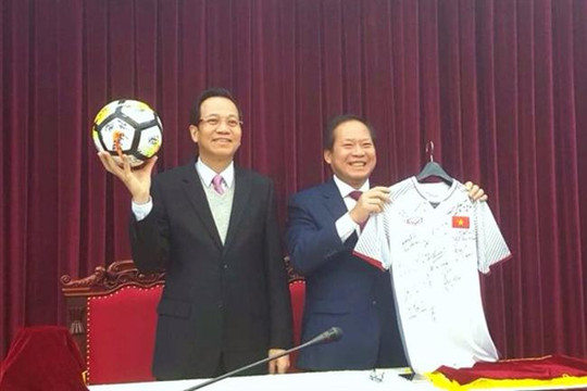 Đấu giá quả bóng và áo đấu của đội tuyển bóng đá U23 Việt Nam