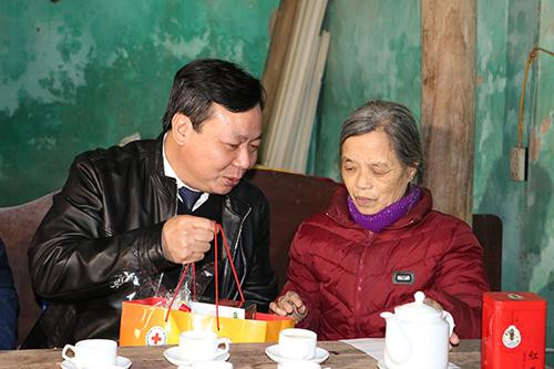 Trưởng ban Tuyên giáo Thành ủy Hà Nội tặng quà tết tại huyện Ứng Hòa