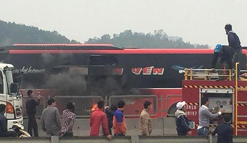 Ô tô khách bốc cháy, hành khách đập cửa để thoát thân