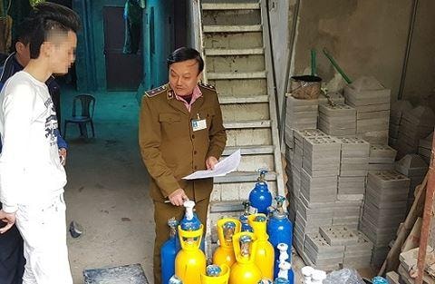 Thu giữ gần 100 bình chứa khí bóng cười