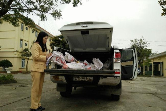 CSGT Thanh Hóa bắt xe ô tô vận chuyển quặng không có giấy tờ hợp lệ