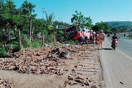 Xe tải đâm vào đuôi xe khách trên đường Hồ Chí Minh, một người chết