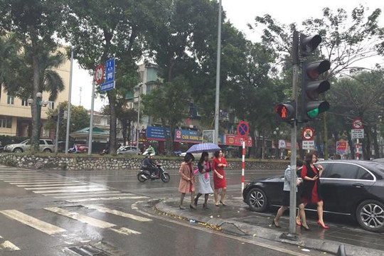 Hà Nội: Đầu năm, hàng quán vẫn đóng cửa, dân văn phòng đội mưa tìm chỗ ăn