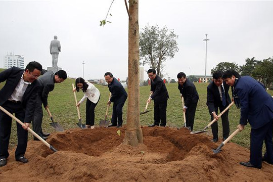 Phó Thủ tướng Vương Đình Huệ dâng hoa, tưởng nhớ cố Tổng Bí thư Nguyễn Văn Linh