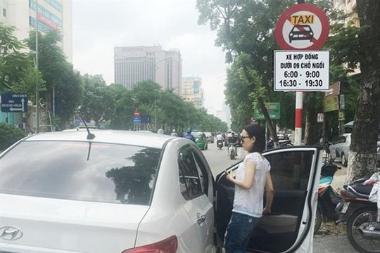 Nhiều xe taxi công nghệ đi vào phố cấm ở Hà Nội bị xử phạt