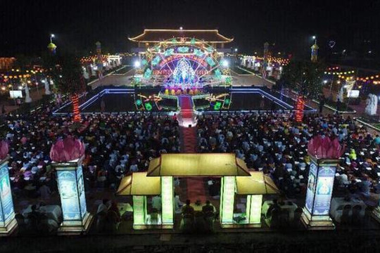 Lung linh đêm hoa đăng 'Xuân trong cửa thiền' tại chùa Ninh Tảo