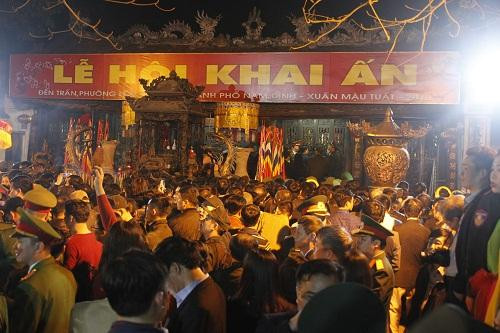 Hàng vạn người đổ về Nam Định dự lễ Khai ấn đền Trần