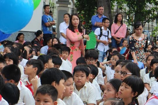 Từ vụ giáo viên quỳ gối: Tước đoạt quyền giáo dục học sinh