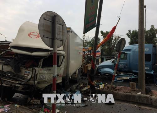 Xe container nổ lốp, tông xe tải ngược chiều tại Thừa Thiên - Huế