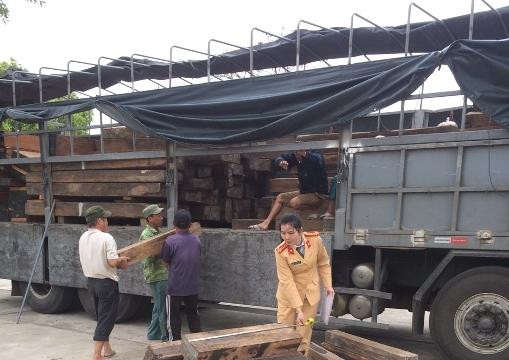 CSGT Thanh Hóa bắt giữ xe tải vận chuyển gần 3 khối gỗ Mun trái phép
