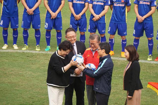 Tổng thống Hàn Quốc, Phó Thủ tướng Vũ Đức Đam cùng đá bóng với Xuân Trường