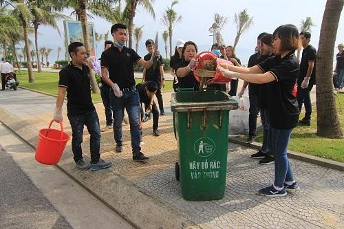 Đà Nẵng: Nhân viên, quản lý khách sạn ra quân dọn vệ sinh môi trường biển