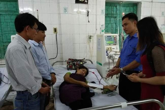 Báo Người Hà Nội trao quà bệnh nhân chạy thận mãn Nguyễn Thị Dung