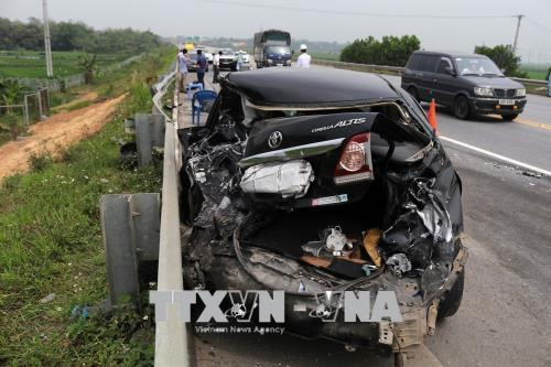 Xe container húc xe biển xanh vỡ nát trên cao tốc Nội Bài - Lào Cai