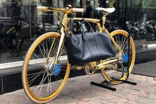 Cận cảnh chiếc xe đạp mạ vàng đắt ngang một căn hộ chung cư