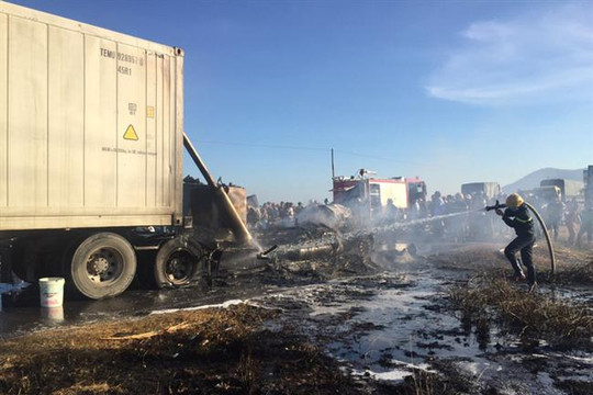 Xe container bốc cháy ngùn ngụt trên quốc lộ 1A