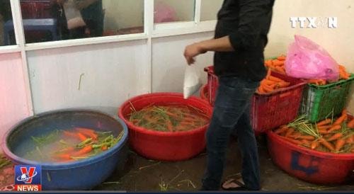 Cận cảnh 4 cơ sở tẩy rửa cà rốt bằng hóa chất vừa bị phát hiện