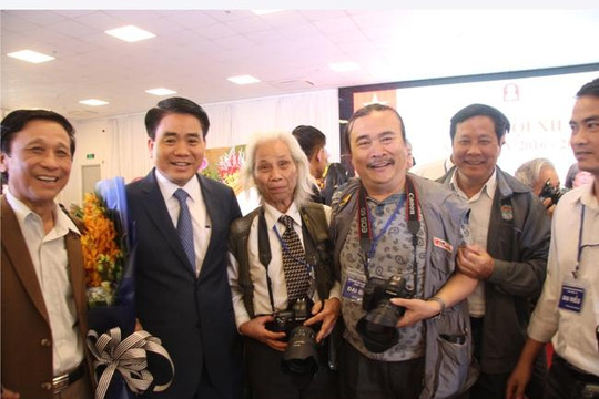 Chủ tịch UBND TP Hà Nội Nguyễn Đức Chung với văn nghệ sĩ Thủ đô