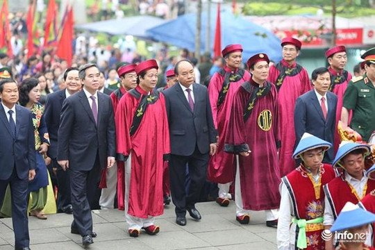 Thủ tướng Nguyễn Xuân Phúc dâng hương tưởng niệm các Vua Hùng
