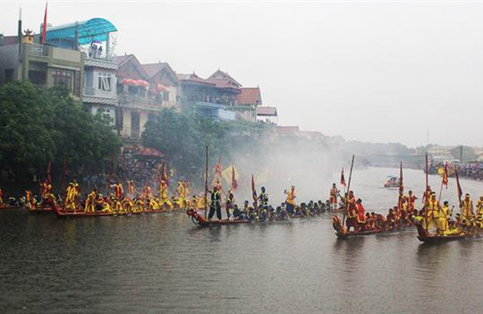 Hà Nội: Trai làng Đăm đội mưa đua thuyền trên sông Pheo