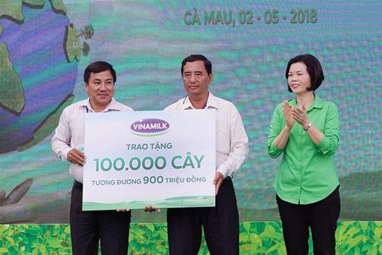 VINAMILK trồng gần 100 ngàn cây xanh và trao tặng 66.000 ly sữa tại tỉnh Cà Mau.