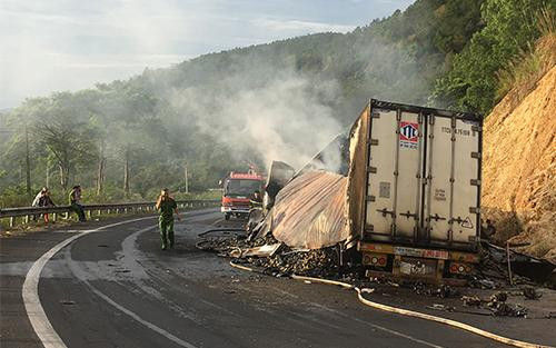 Hai xe container đâm nhau bốc cháy ở đèo Mang Yang, 2 người chết