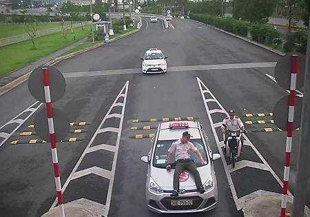 Hà Nội: Bắt tài xế taxi hất nhân viên an ninh sân bay lên nắp capo
