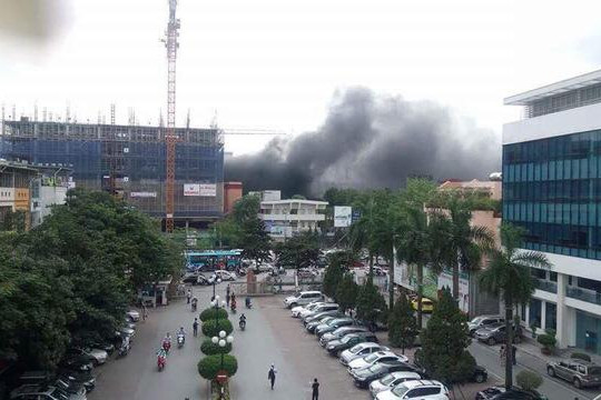 Cháy công trình trong Bệnh viện Việt - Pháp, công nhân tháo chạy