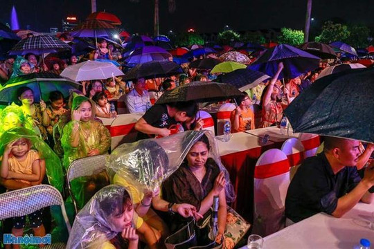 Người dân đội mưa dự lễ khai mạc phố đi bộ Trịnh Công Sơn