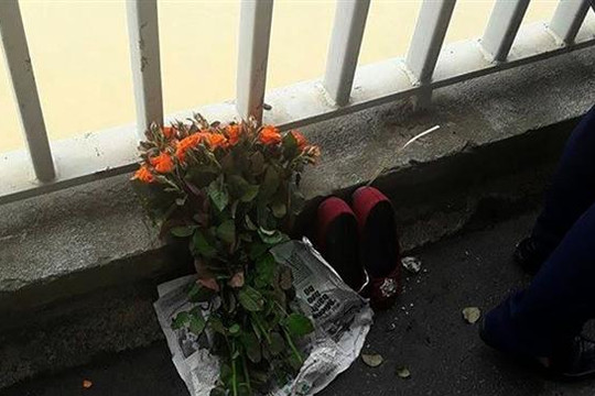 Để lại bó hoa trên cầu Thăng Long, cô gái gieo mình xuống sông Hồng