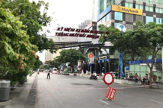 Lốc cuốn sập 3 cổng chào ở phố đi bộ Nguyễn Huệ, TP HCM