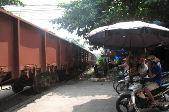 Người phụ nữ nghèo tình nguyện làm “barie”