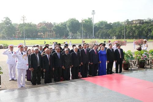 Lãnh đạo Đảng, Nhà nước và TP Hà Nội vào Lăng viếng Chủ tịch Hồ Chí Minh