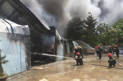 Cháy lớn tại Bình Định thiêu rụi nhiều dãy nhà xưởng