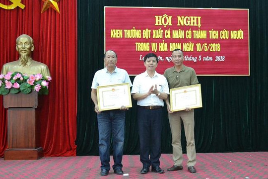 Chủ tịch Thành phố khen thưởng 2 cá nhân cứu người trong vụ cháy tại phường Long Biên