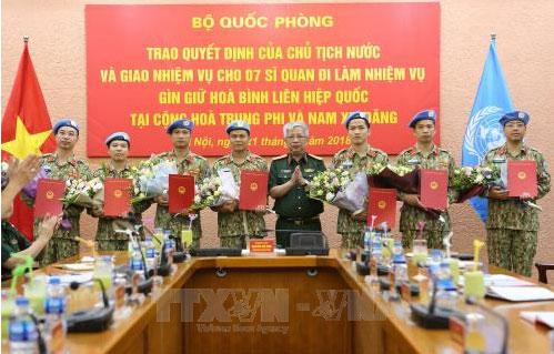 Trao Quyết định cho 7 sĩ quan làm nhiệm vụ gìn giữ hòa bình Liên hợp quốc