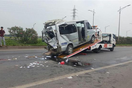 Xe tải đâm xe khách trên cao tốc Bắc Giang 8 người thương vong