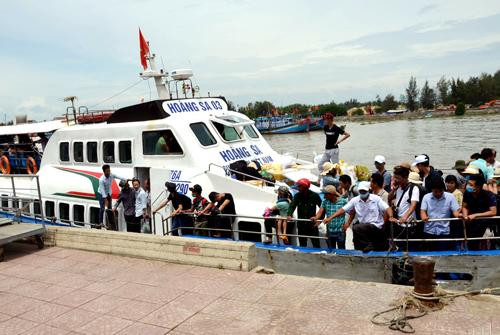 8 tàu cao tốc đưa 2.000 du khách bị kẹt ở đảo Lý Sơn về bờ