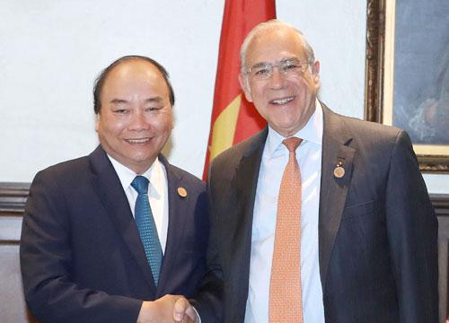 Thủ tướng Nguyễn Xuân Phúc gặp cựu Thủ tướng Canada J.Chretien và Tổng Thư ký OECD