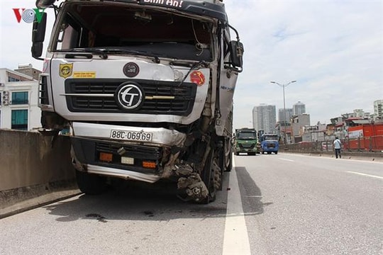 Xe tải nổ lốp đâm xe cùng chiều lật nhào ở vành đai 3 trên cao