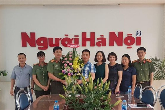 Phòng An ninh chính trị nội bộ Công an Hà Nội chúc mừng báo Người Hà Nội