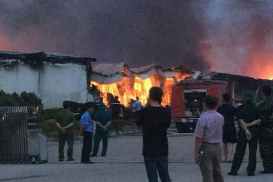 Phú Thọ: Cháy dữ dội ở khu công nghiệp Thụy Vân