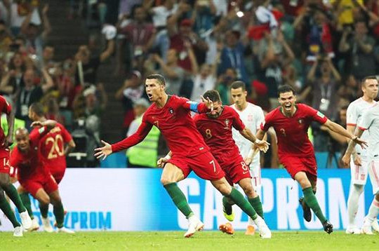 Ronaldo nổ hat-trick, Bồ Đào Nha rượt đuổi ngoạn mục Tây Ban Nha