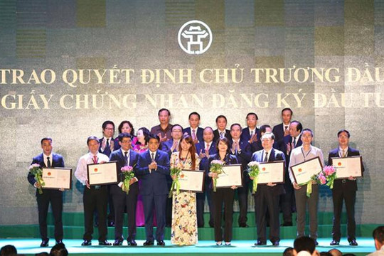 Hà Nội trao quyết định, giấy chứng nhận đầu tư cho 71 dự án